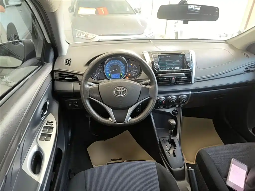 Toyota Yaris L 2015 — фото 11