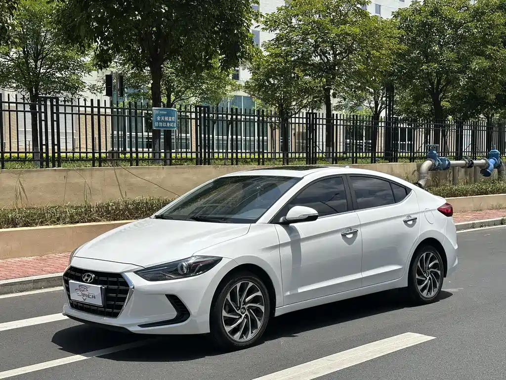 Hyundai Elantra 2020 — фото 1