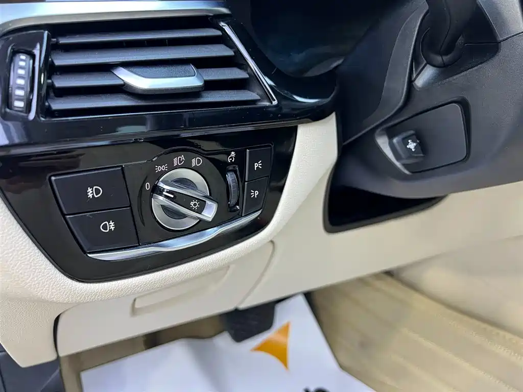 BMW 5 Series 2019 — фото 19