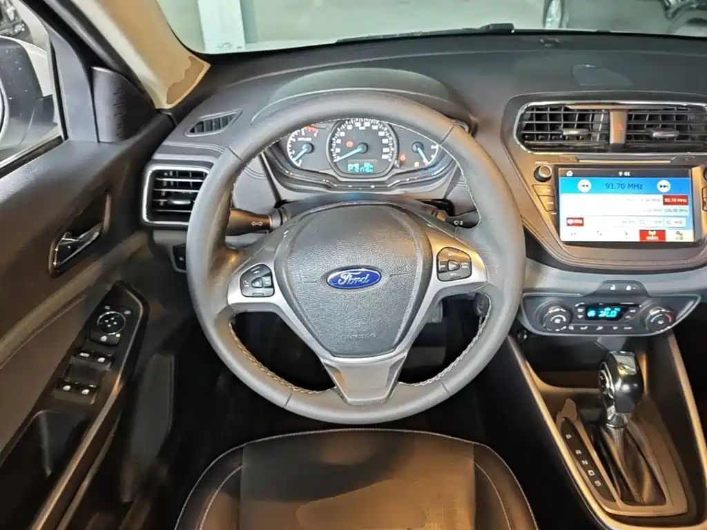 Ford Escort 2017 — фото 11