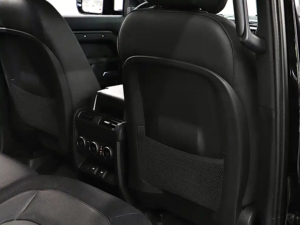Land Rover Defender 2023 — фото 17