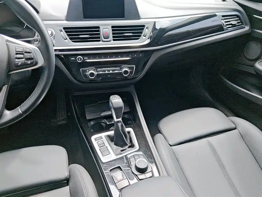 BMW 1 Series 2018 — фото 16