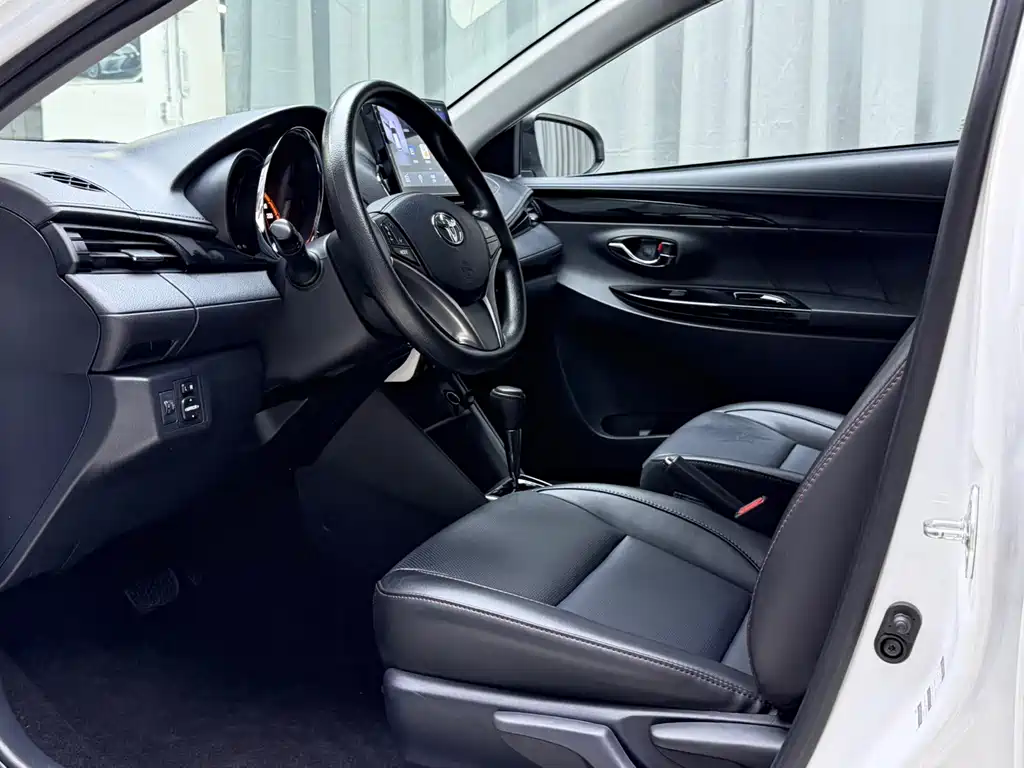 Toyota Yaris L 2022 — фото 16