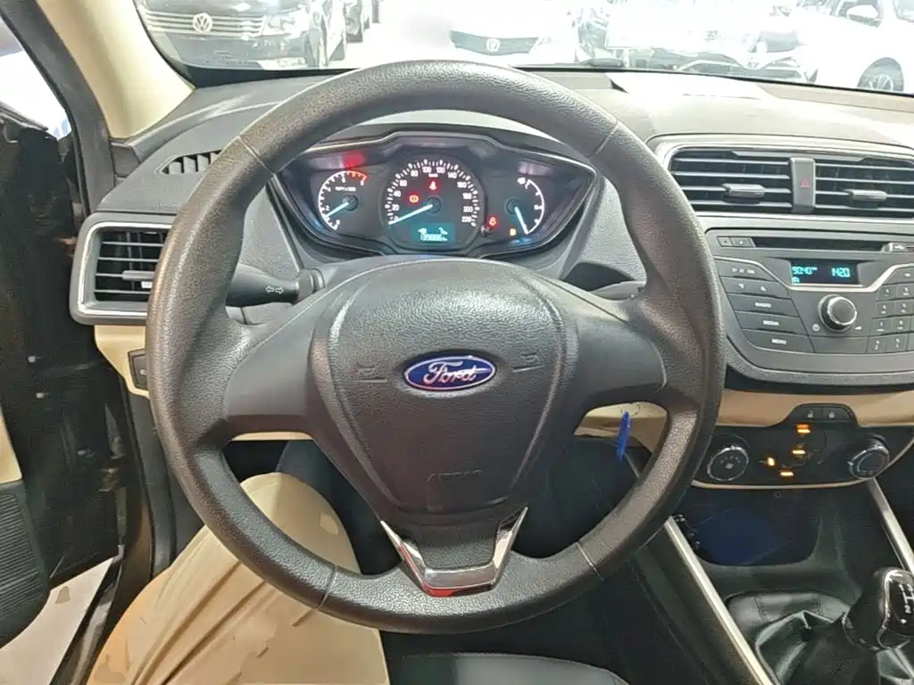 Ford Escort 2015 — фото 11