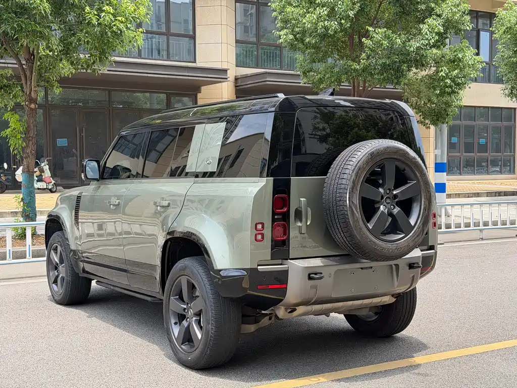 Land Rover Defender 2023 — фото 13