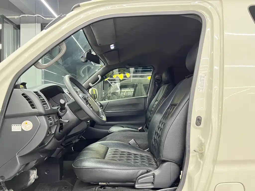 Toyota Hiace 2016 — фото 8