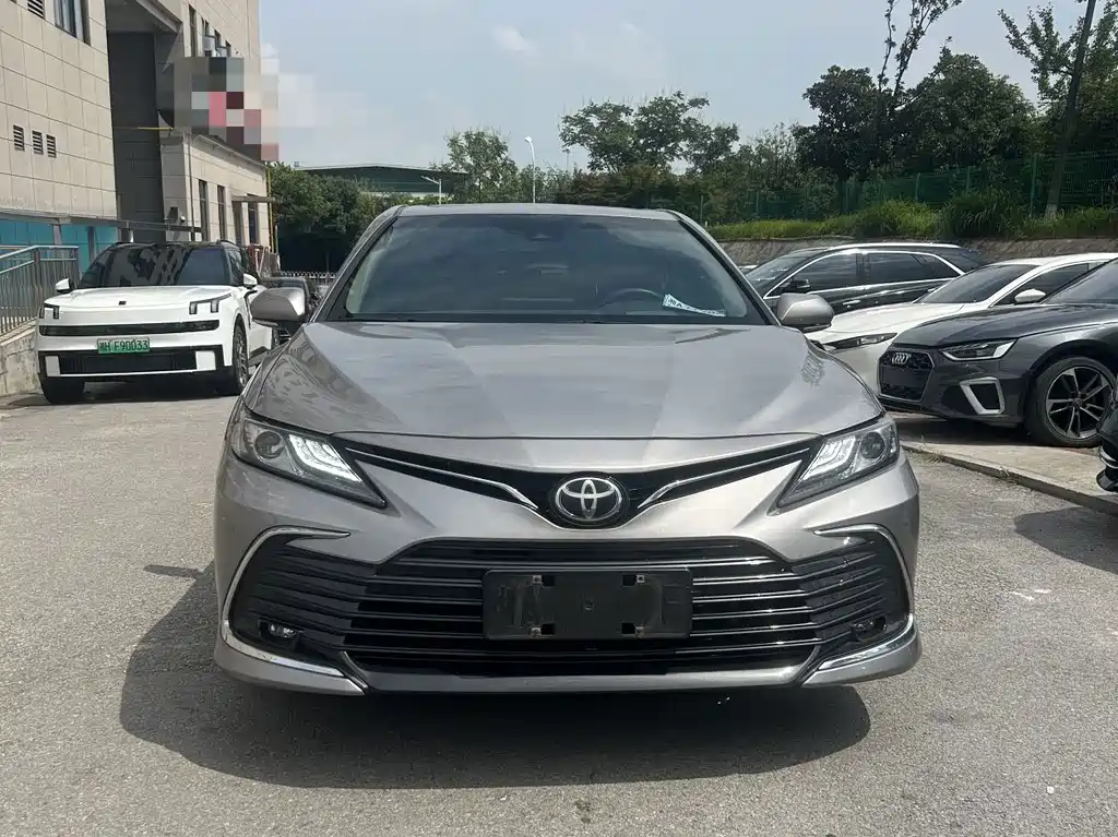 Toyota Camry 2022 — фото 2