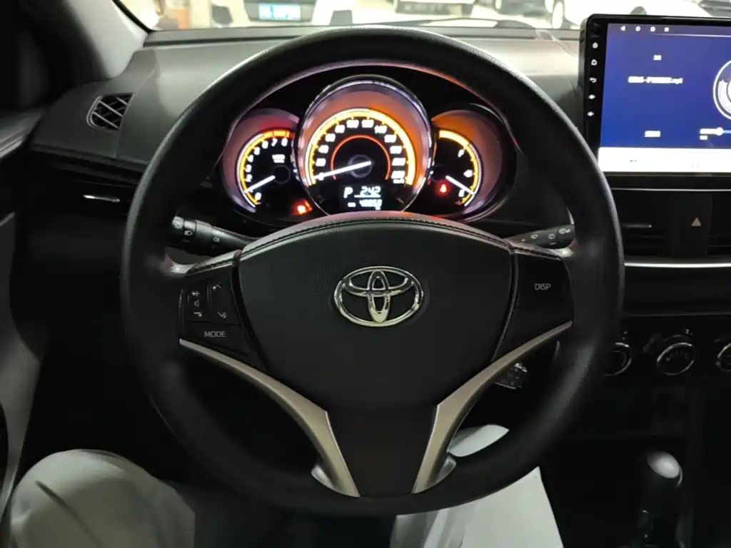 Toyota Yaris L 2023 — фото 11