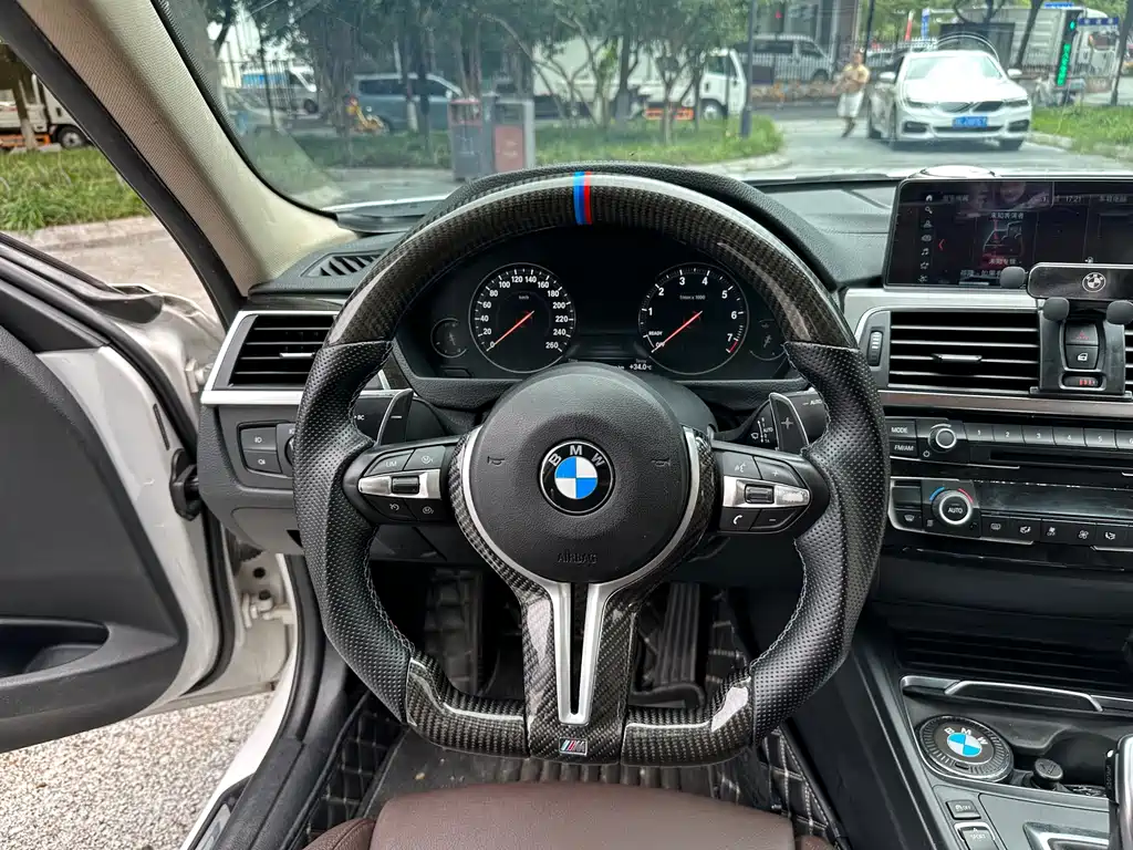 BMW 3 Series 2018 — фото 16