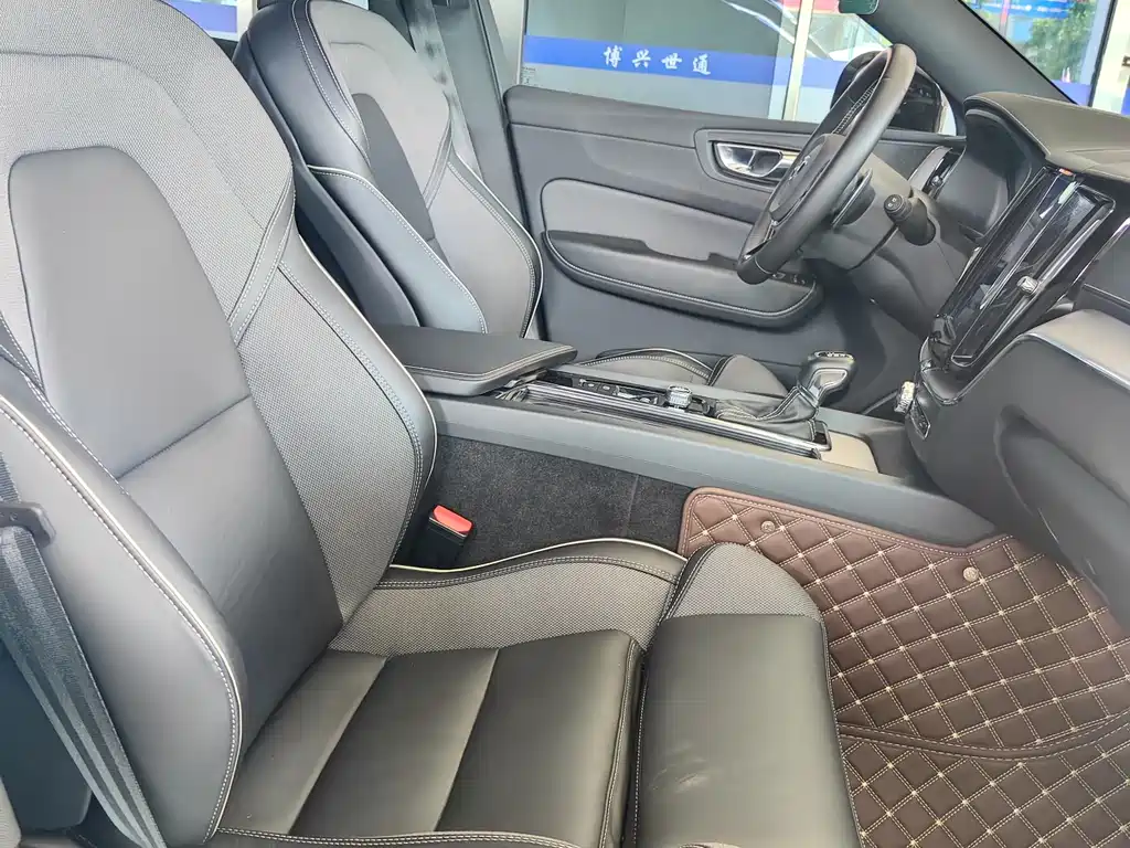 Volvo XC60 2020 — фото 17