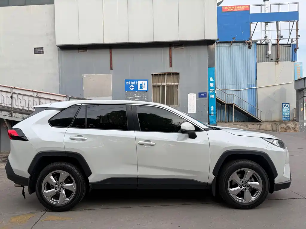 Toyota RAV4 2020 — фото 6