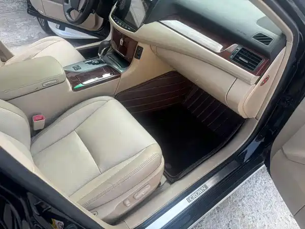 Toyota Crown 2014