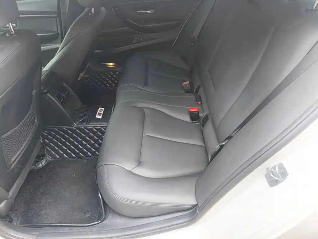 BMW 3 Series 2018 — фото 17