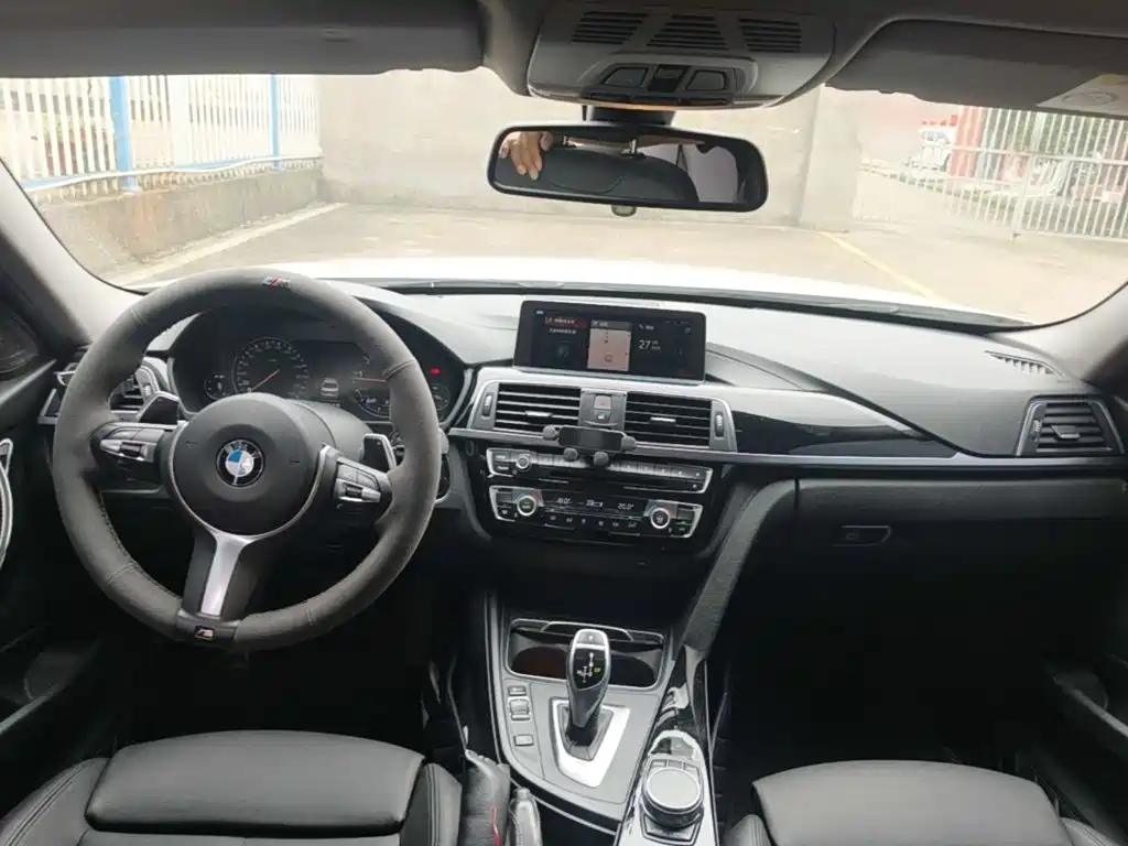 BMW 3 Series 2018 — фото 10