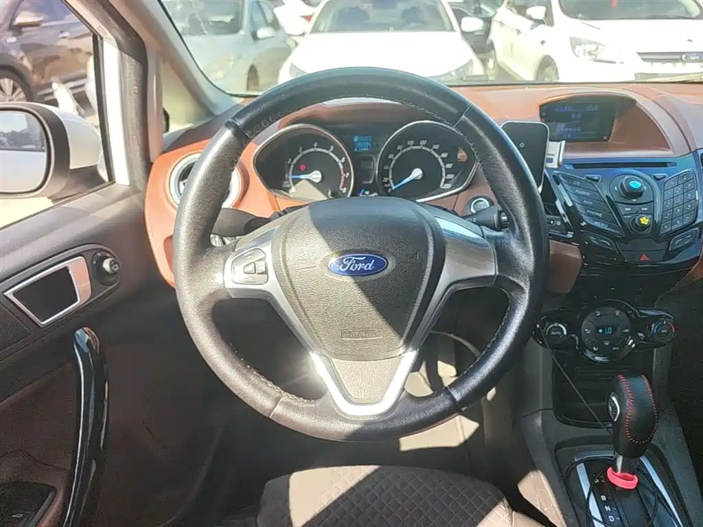 Ford Fiesta 2015 — фото 3