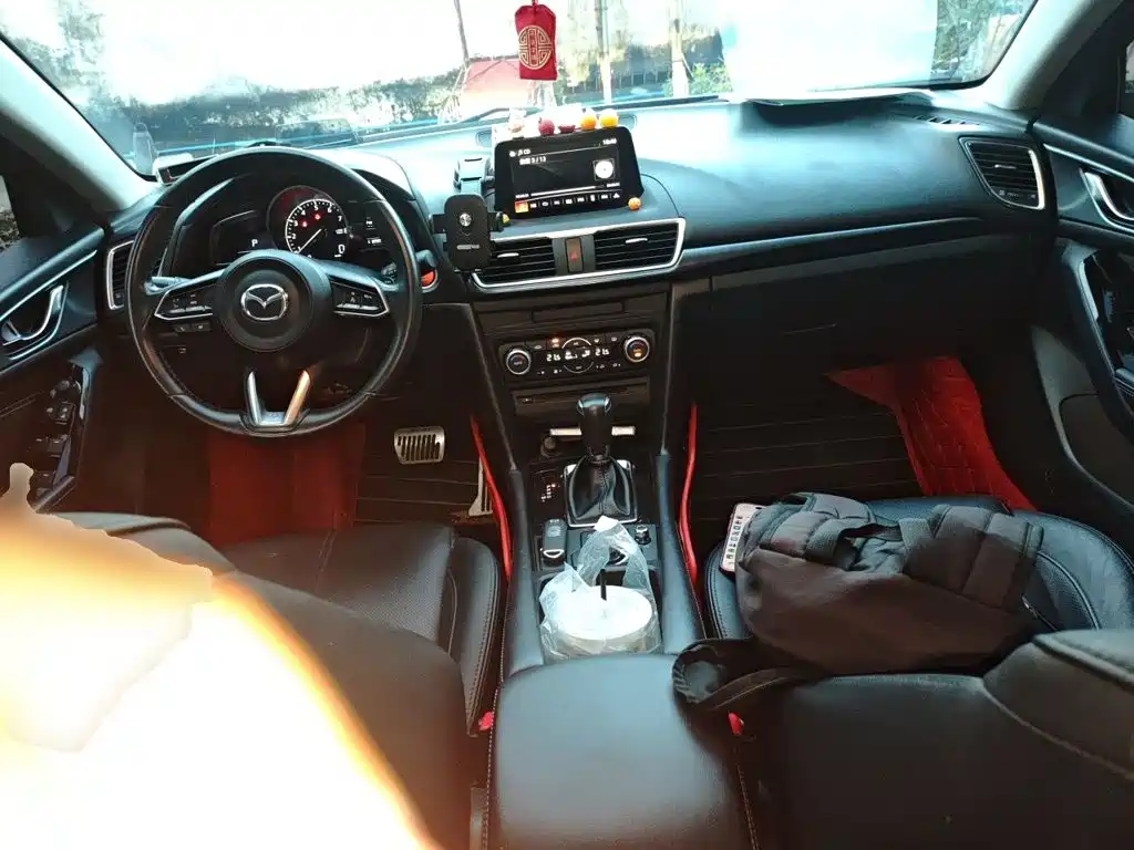 Mazda 3 Axela 2018 — фото 10
