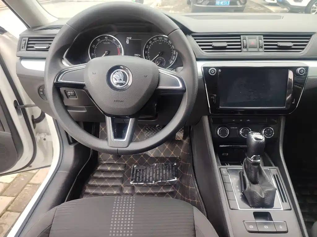 Skoda Superb 2017 — фото 11