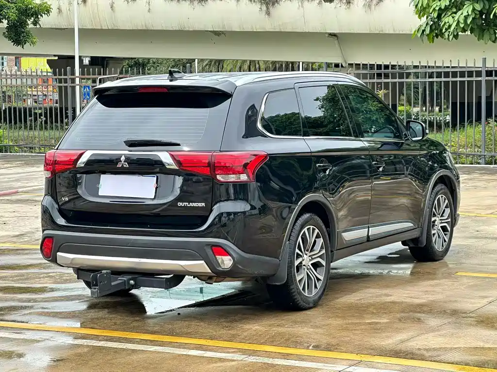 Mitsubishi Outlander 2018 — фото 8