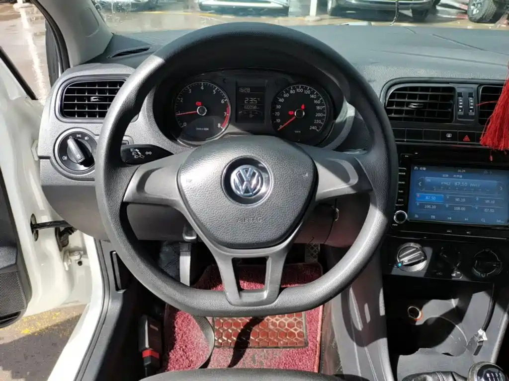 Volkswagen Polo 2015 — фото 11
