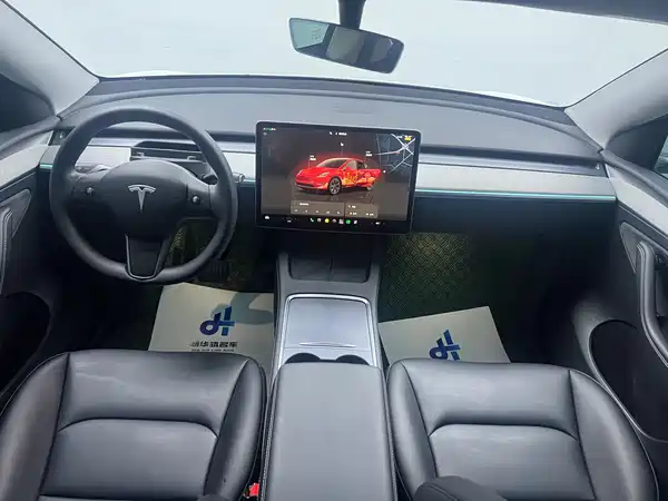 Tesla Model Y 2024