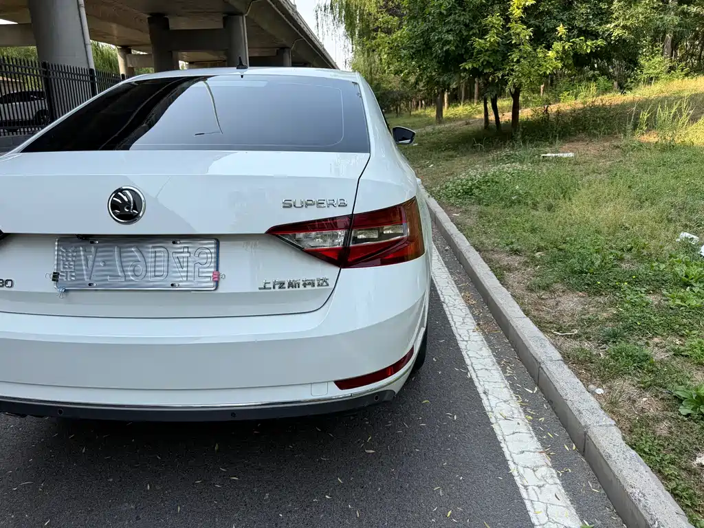 Skoda Superb 2017 — фото 14