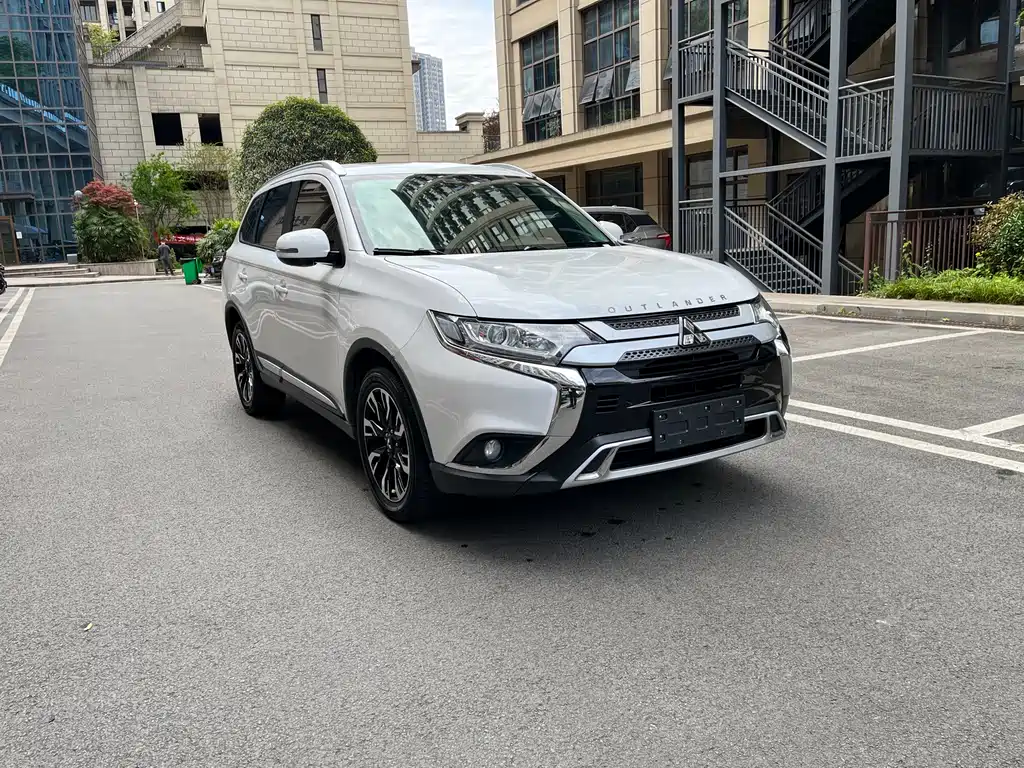 Mitsubishi Outlander 2019 — фото 3
