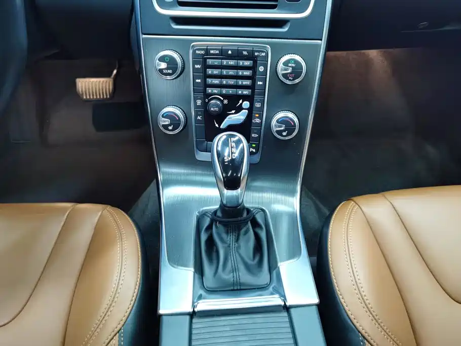 Volvo V60 2015 — фото 16