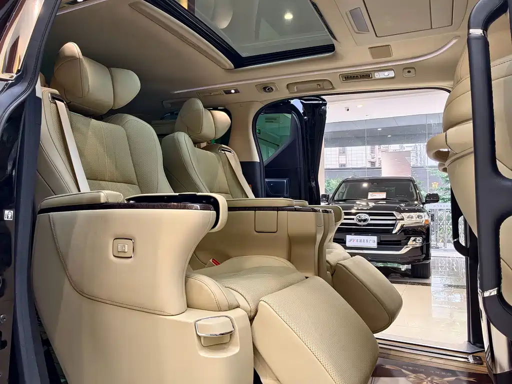Toyota Alphard 2023 — фото 10