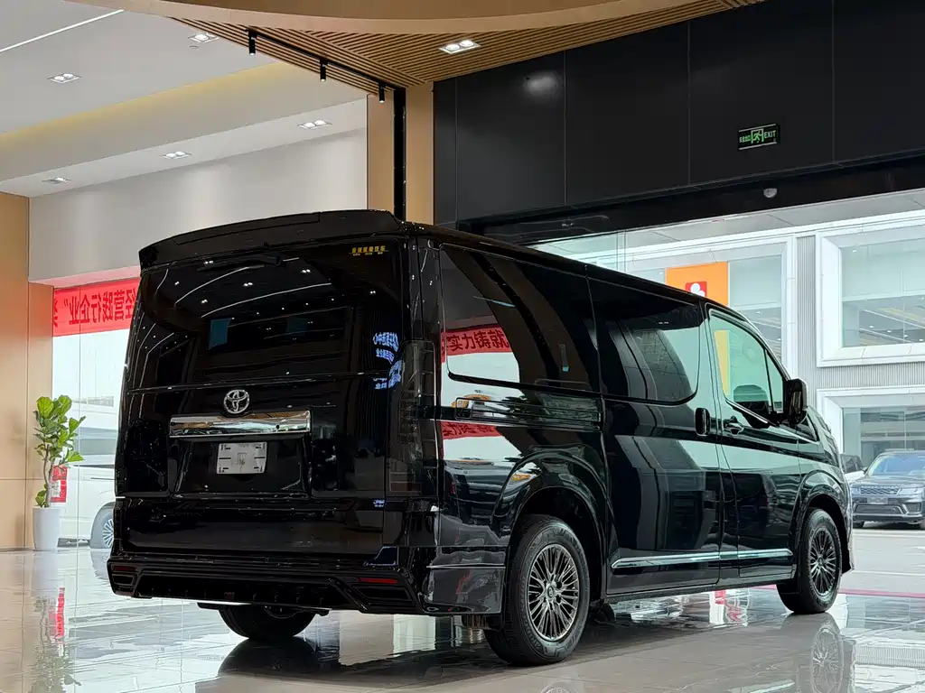 Toyota Hiace 2024 — фото 12