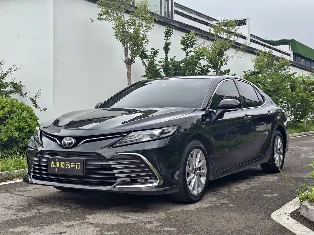 Toyota Camry 2023 — фото 1