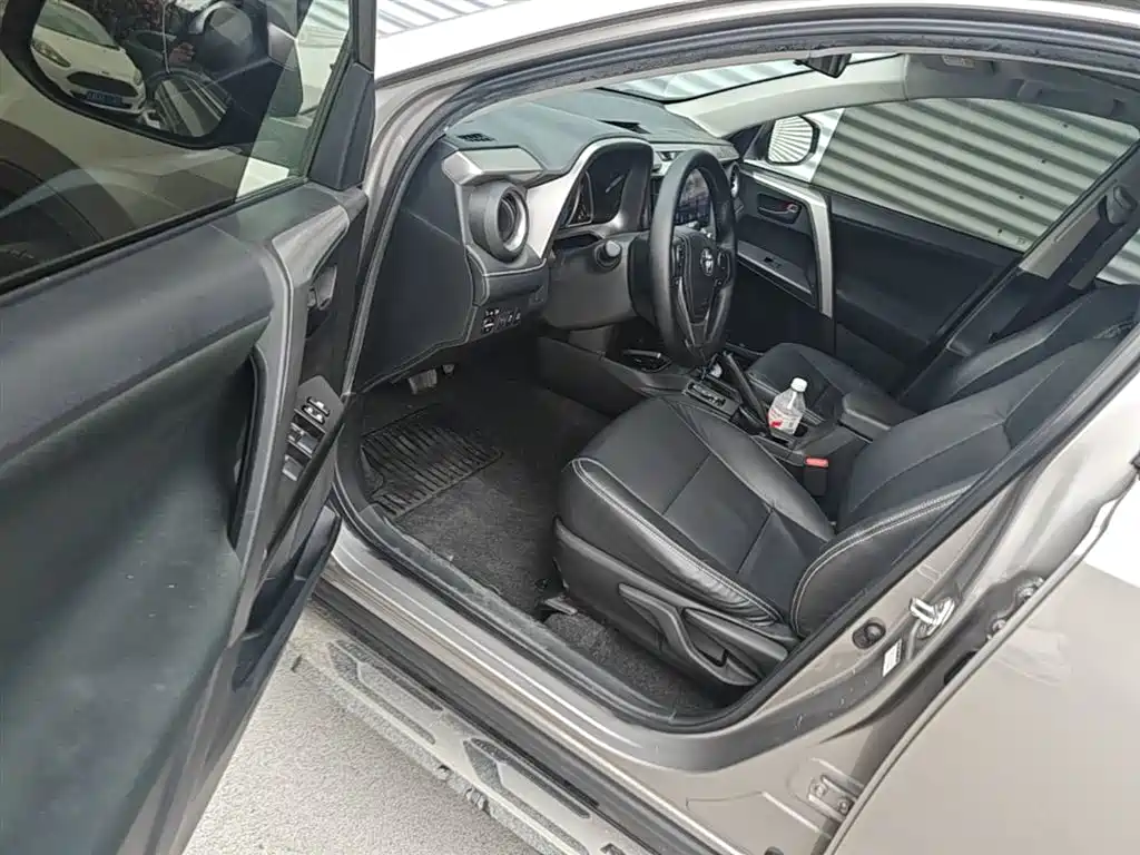 Toyota RAV4 2019 — фото 16