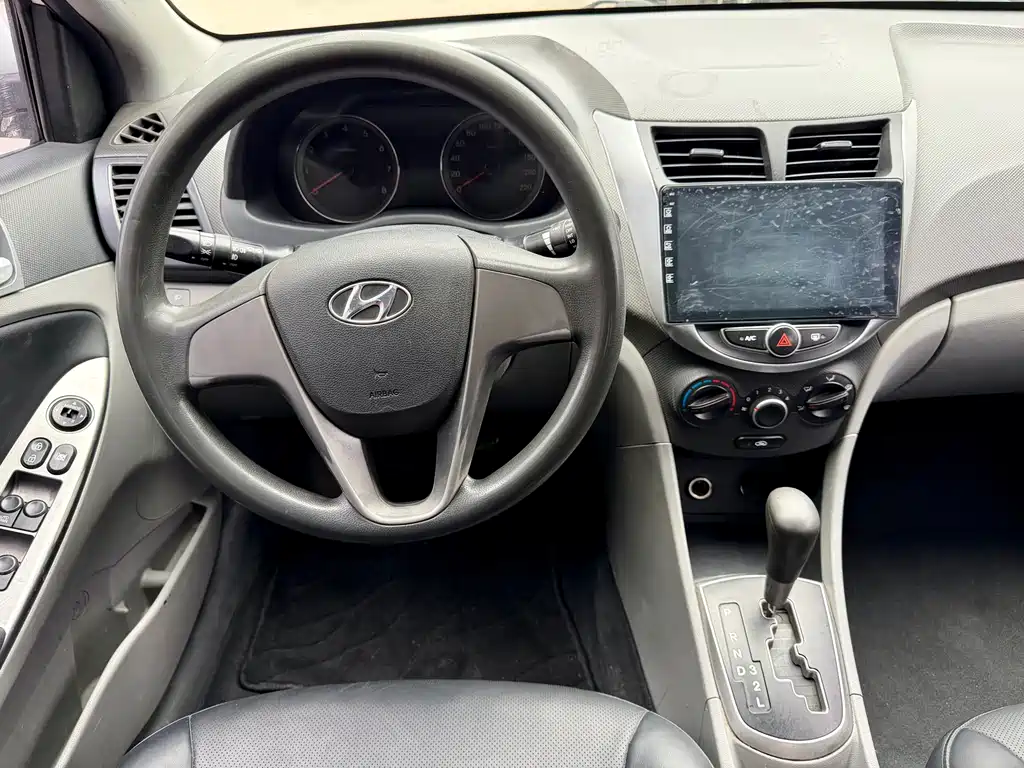 Hyundai Verna 2015 — фото 9