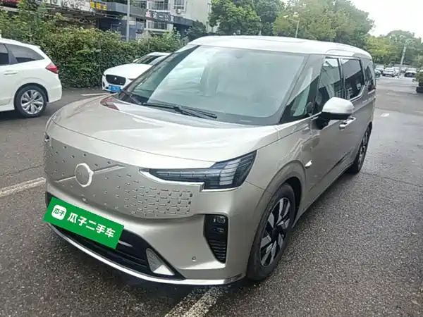 Volvo EM90 2024