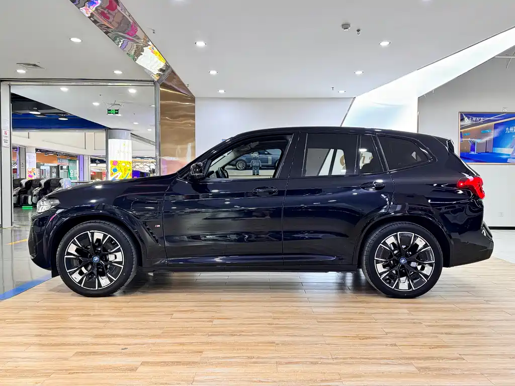 BMW iX3 2024