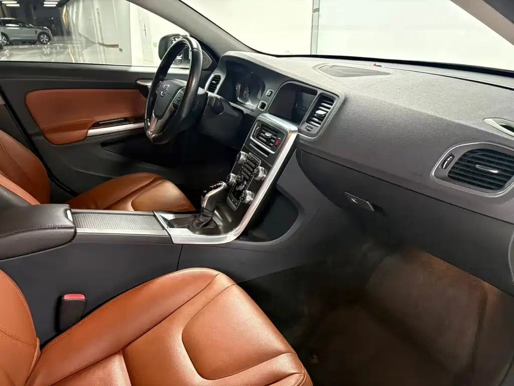 Volvo S60 2015 — фото 14