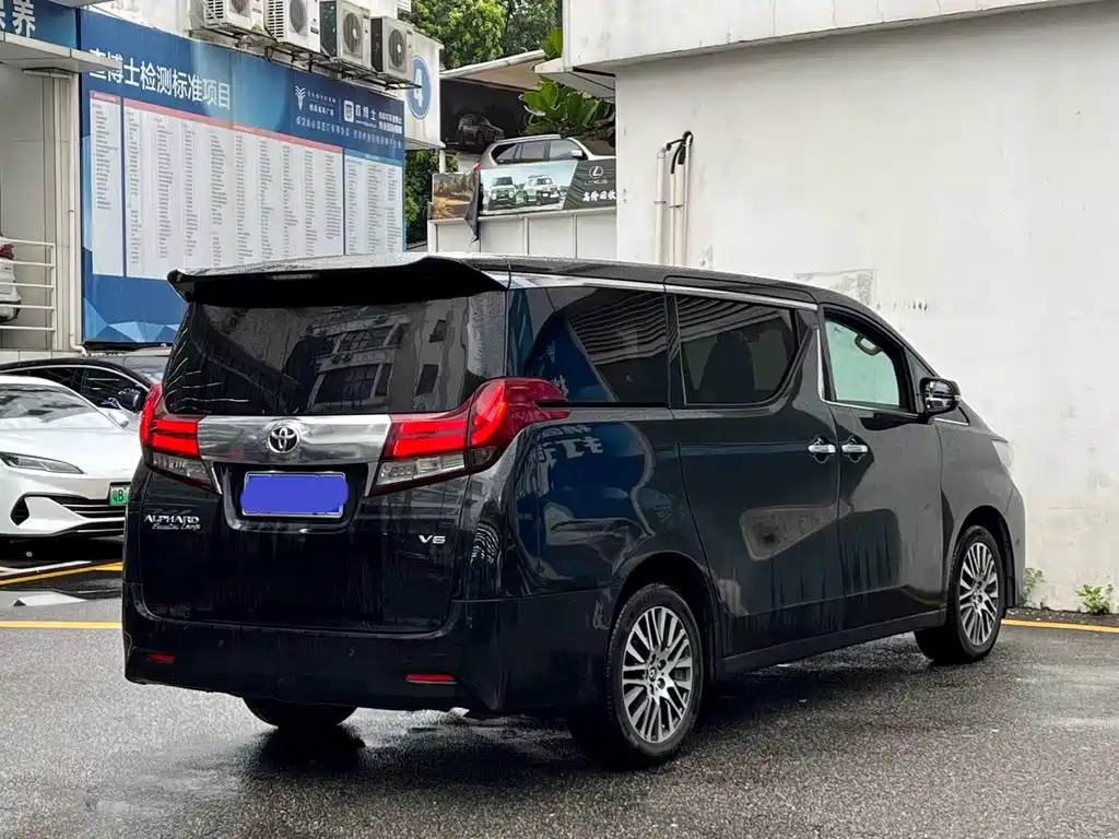 Toyota Alphard 2017 — фото 18