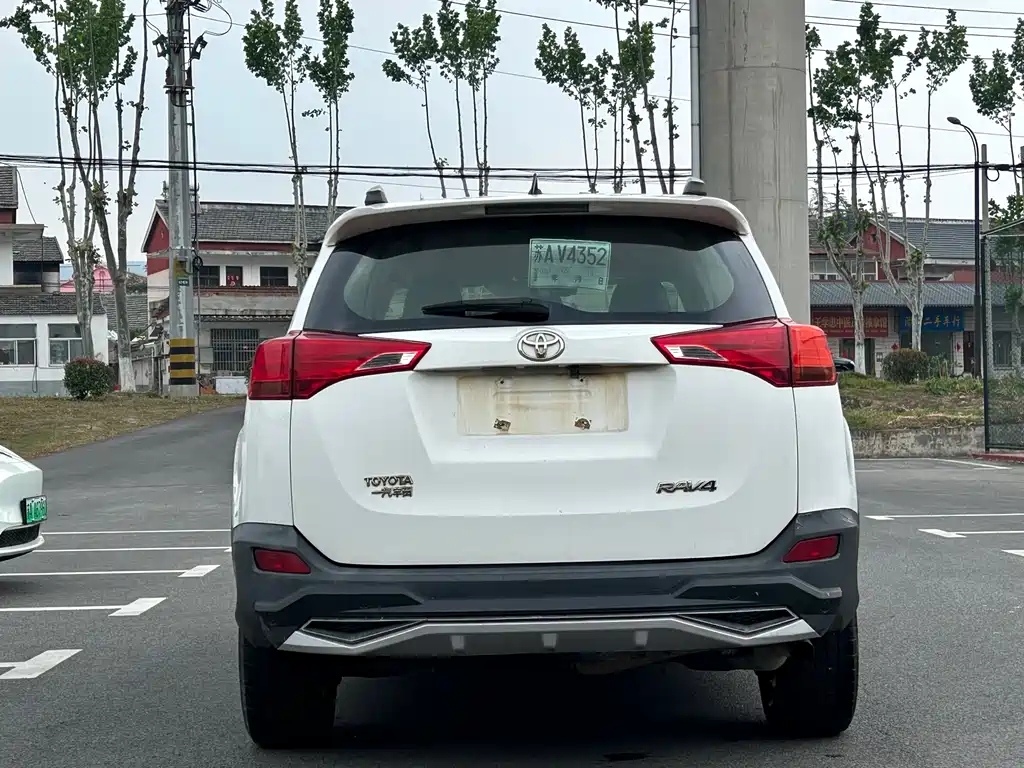 Toyota RAV4 2015 — фото 6