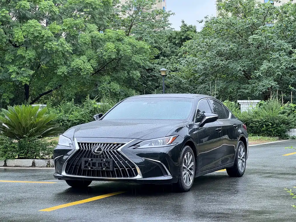 Lexus ES 2023 — фото 1