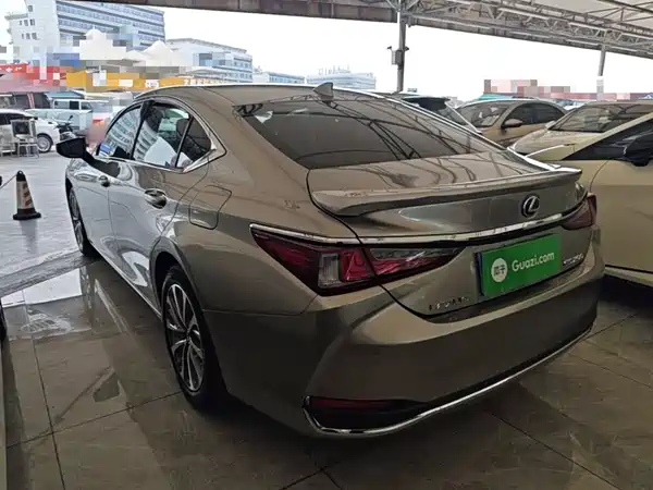 Lexus ES 2023