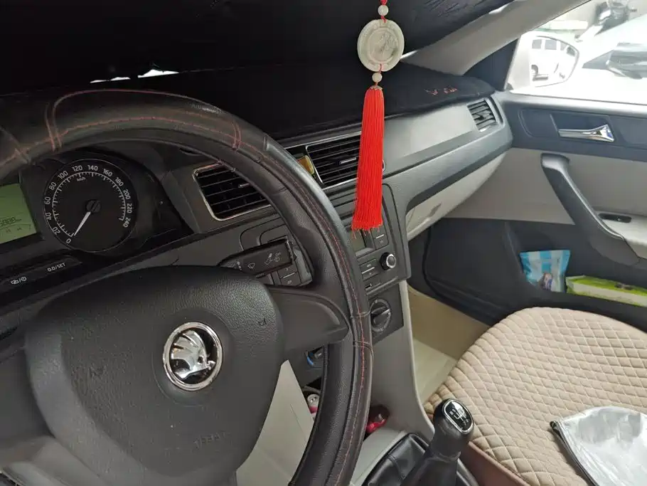 Skoda Rapid 2015 — фото 13