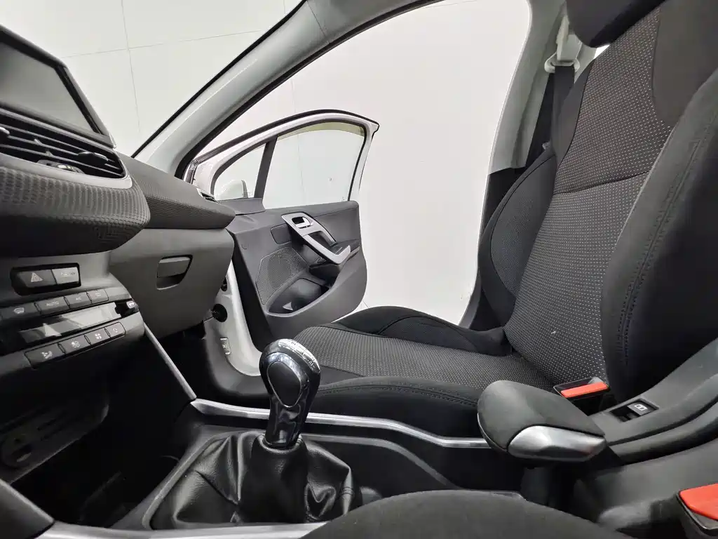 Peugeot 2008 2014 — фото 12
