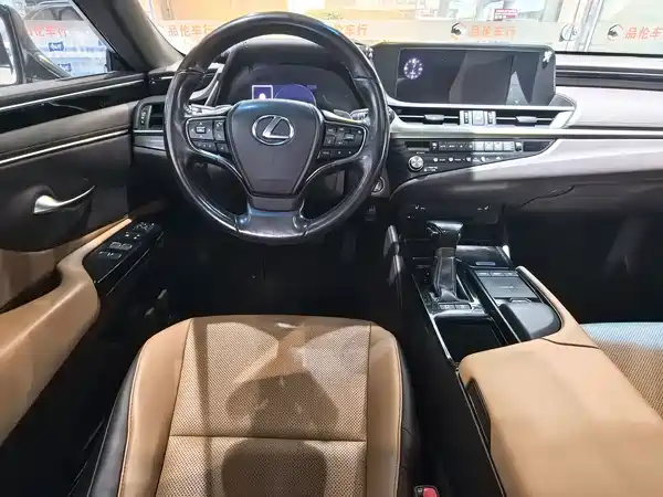 Lexus ES 2020