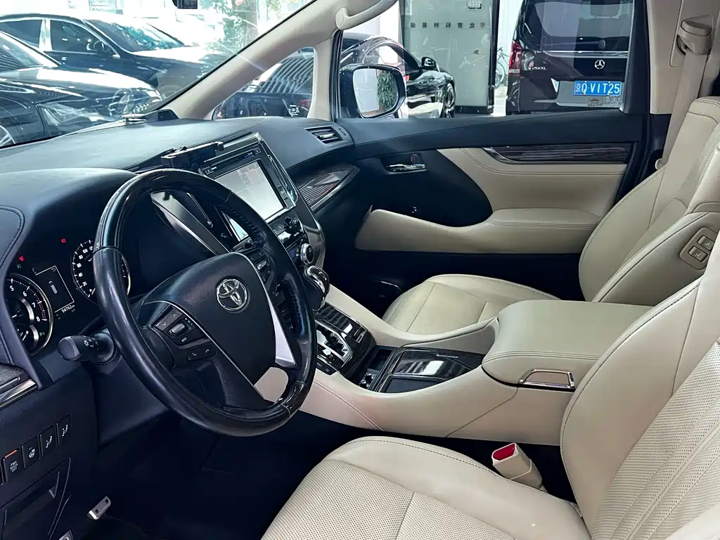 Toyota Alphard 2018 — фото 16