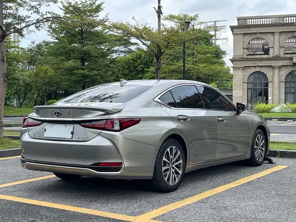 Lexus ES 2023