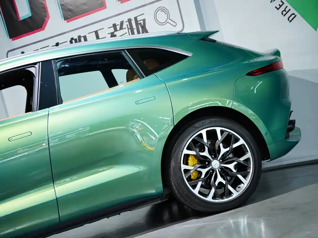 Aston Martin DBX 2023 — фото 11