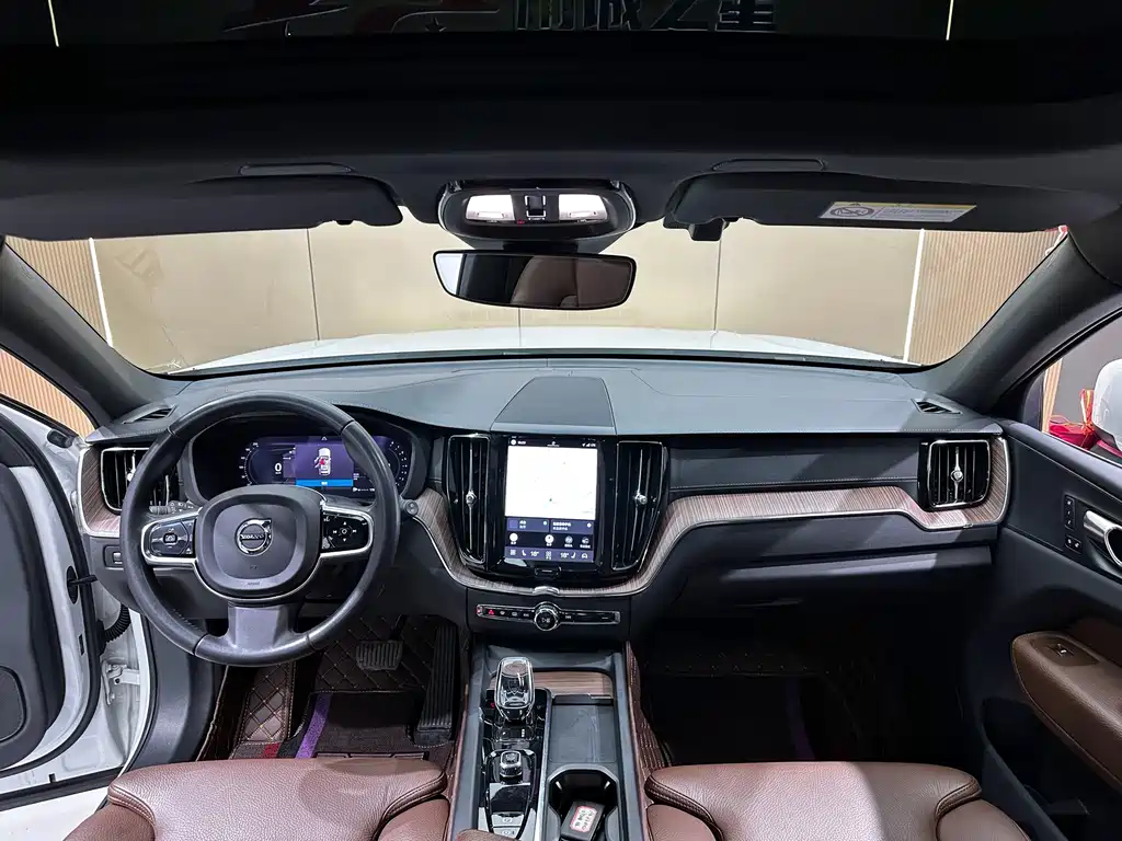 Volvo XC60 2021 — фото 8