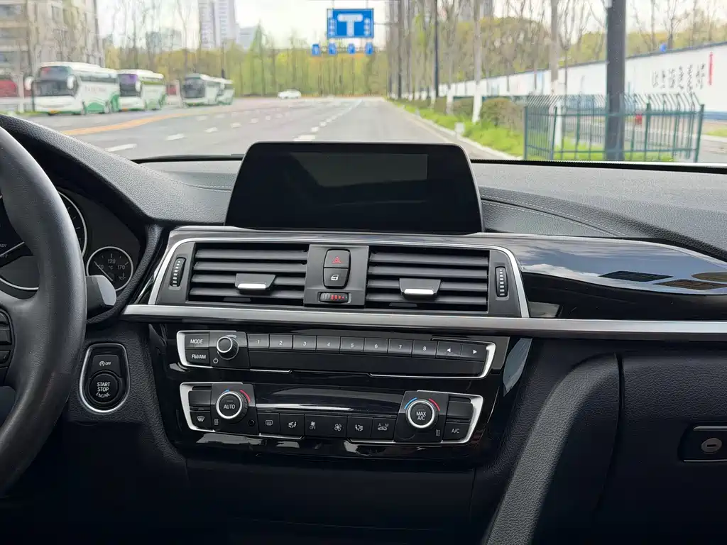 BMW 3 Series 2018 — фото 11