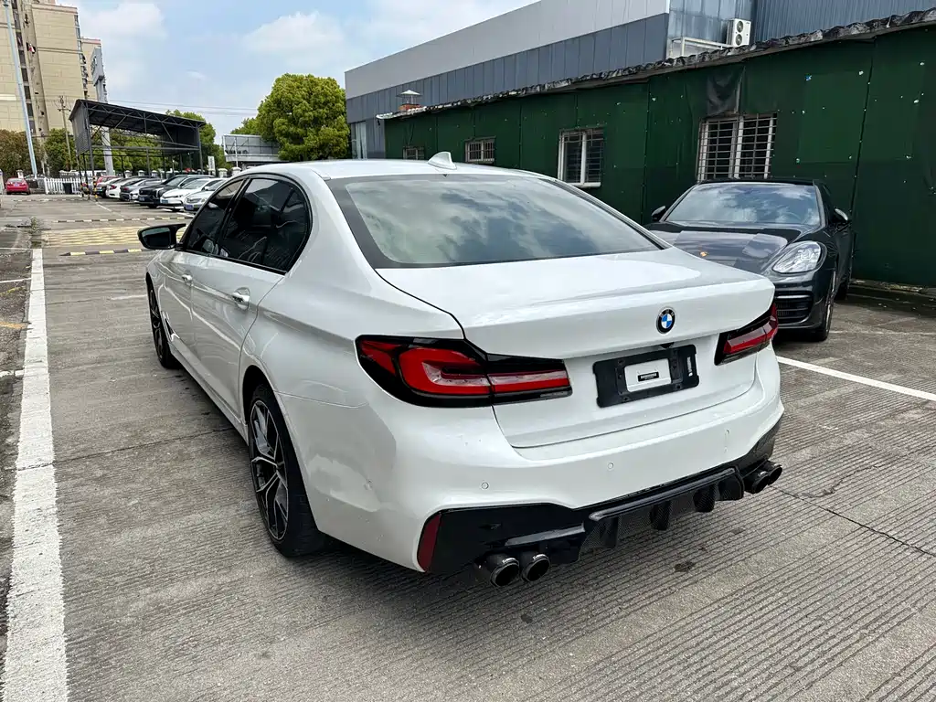 BMW 5 Series 2018 — фото 11