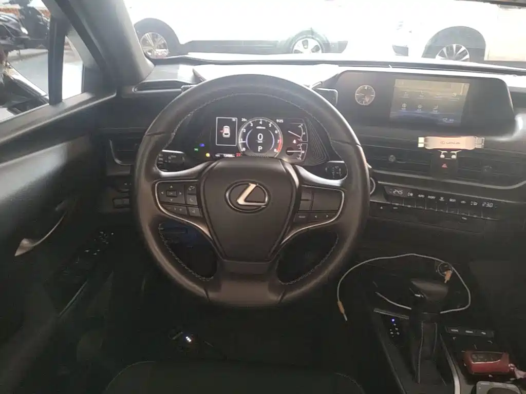 Lexus UX 2021 — фото 11