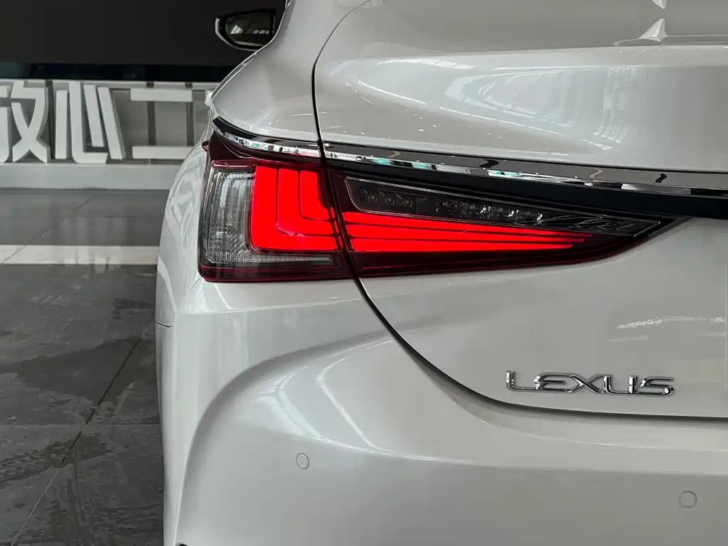 Lexus ES 2021 — фото 8